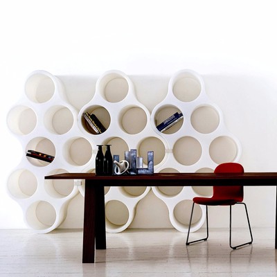 現代家居的藝術收納 從鏤空休閑椅到云朵書架的設計美學